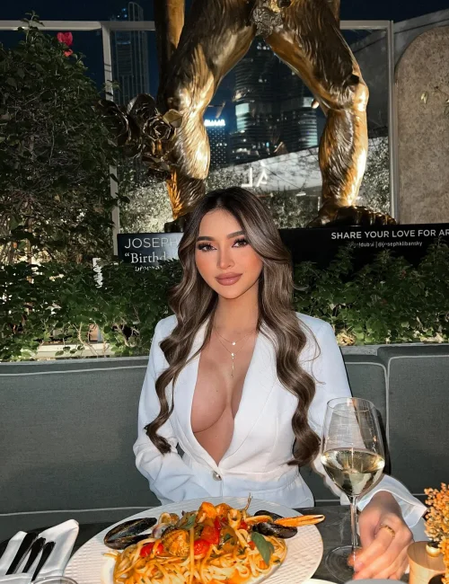 Ariana photo 10, latino, petite, brunette, 151 cm, 50 kg, Large bust, Hong Kong