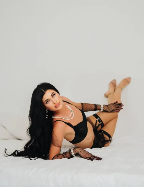 Lina photo 5, european, slim, black hair, 173 cm, 52 kg, Small bust, Hong Kong