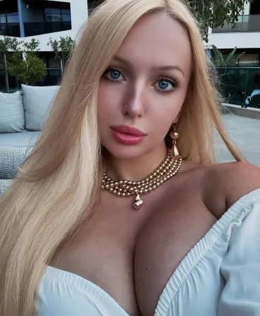 Ariana photo 1, european, slim, blonde hair, 170 cm, 53 kg, Large bust, Hong Kong