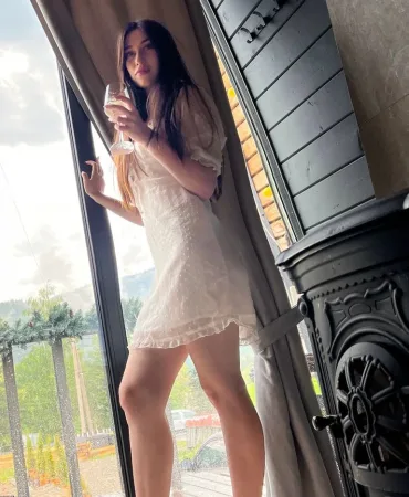 Mila photo 1, european, slim, black hair, 169 cm, 54 kg, Medium bust, Hong Kong