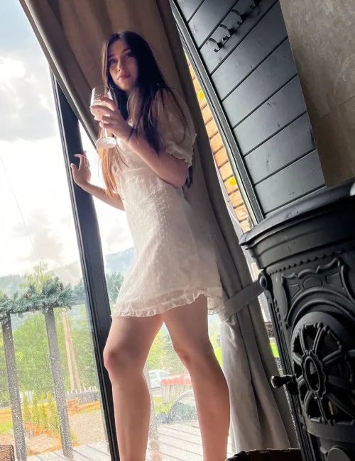 Mila photo 1, european, slim, black hair, 169 cm, 54 kg, Medium bust, Hong Kong