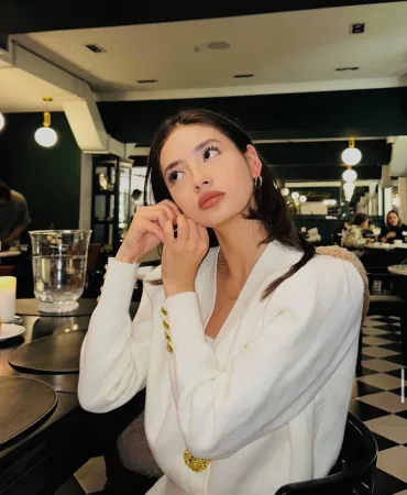 Vera photo 1, european, slim, black hair, 171 cm, 55 kg, Medium bust, Hong Kong