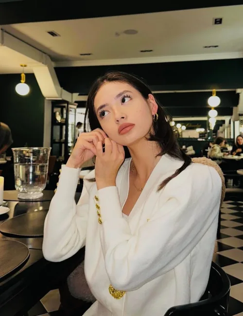Vera photo 1, european, slim, black hair, 171 cm, 55 kg, Medium bust, Hong Kong