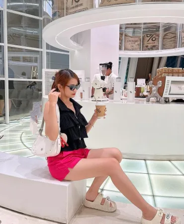 Ariana photo 1, asian, athletic, brunette, 160 cm, 50 kg, Medium bust, Hong Kong