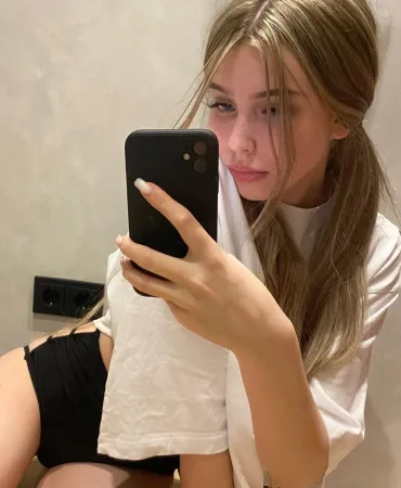 Eva photo 1, european, slim, blonde hair, 170 cm, 50 kg, Medium bust, Hong Kong