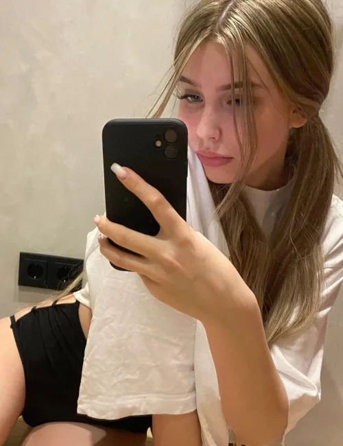 Eva photo 1, european, slim, blonde hair, 170 cm, 50 kg, Medium bust, Hong Kong