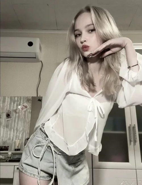 Nika photo 7, european, slim, blonde hair, 168 cm, 52 kg, Small bust, Hong Kong