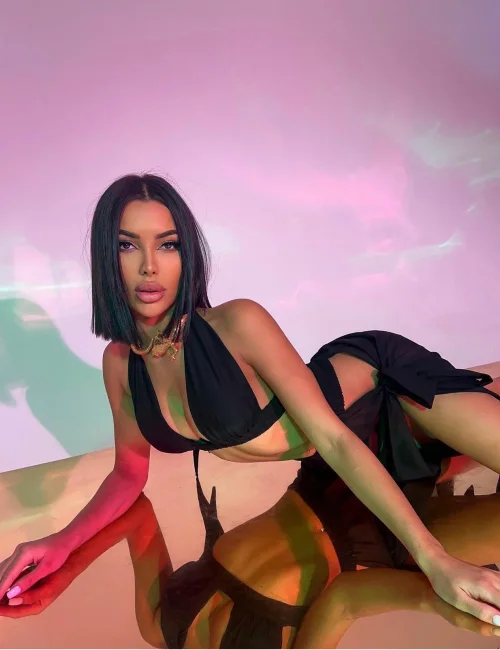 Ariana photo 2, middle eastern, slim, black hair, 175 cm, 53 kg, Large bust, Hong Kong