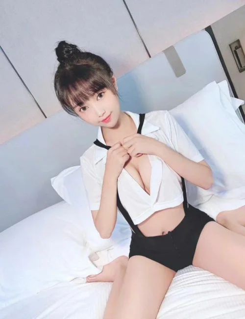Lina photo 1, asian, athletic, black hair, 163 cm, 53 kg, Large bust, Hong Kong