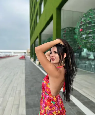 Vera photo 1, european, average, black hair, 166 cm, 62 kg, Small bust, Hong Kong