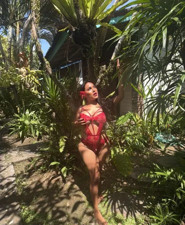 Ariana photo 1, asian, petite, black hair, 157 cm, 50 kg, Large bust, Hong Kong